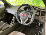 運転席からの眺めは、広々としていて開放的。操作系の配置も適切で、快適なドライビングをサポートします。