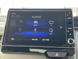 多彩な機能を一台に集約。CDやラジオはもちろん、Apple CarPlayにも対応し、快適なドライブをサポートします。使いやすいインターフェースも魅力です。