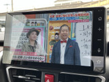 停車中にテレビや動画を楽しめる機能が備わっています。休憩時間に番組をチェックしたり、移動前にニュースを見たりするのに便利です。