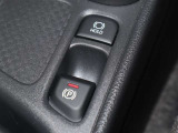 シフトパターンです。電気式のパーキングブレーキを採用してます。また車種・グレードによっては走行モードも変える事も!
