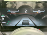 見やすいデザインのメーターパネルは、運転に必要な情報を分かりやすく表示し、運転に集中できる安全な空間を提供します。