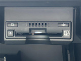 【ETC2.0(DSRC/ITSスポット)】ETCカードを挿入すれば料金所はノンストップで通過できます。ETC限定の割引や、高速道路の情報提供サービスを利用できます。