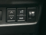 直感的に操作できるスイッチ類が集中しており、運転に集中できます。HUDの表示設定も容易に行えます。