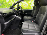 運転席からの視界は良好で、周囲の状況を把握しやすいです。操作系の配置も考えられており、快適なドライビングをサポートします。
