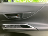 操作しやすいウインカーレバーは、スムーズな車線変更や右左折をサポート。安全な運転を支援する、重要な操作系です。