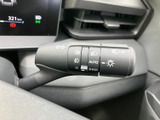 操作しやすいウインカーレバー。スムーズな操作で、安全な車線変更をサポートします。指先ひとつで、周囲への意思表示が可能です。
