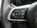 ステアリングスイッチ付き。手を離さずにさまざまな操作が可能です。