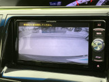 後方確認をサポートするモニター。安全な運転に貢献します。駐車時の不安を軽減し、より安心なカーライフを実現します。
