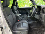 運転席は、シンプルで使いやすいデザイン。広々とした空間で、快適なドライブを楽しめます。長距離運転でも疲れにくいシートです。