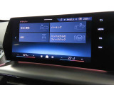 BMWカーブド・ディスプレイは、必要な情報をひと目で把握できるだけでなく、BMW iDriveの主要なインターフェイスとしてさまざまな機能の直観的な操作を可能にしています。