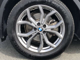BMW純正19インチホイール。洗練されたデザインで、足元の個性を引き立てます。