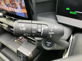 雨天時でもクリアな視界を確保するワイパーレバー。操作も簡単で、運転に集中できます。安全な運転をサポートする機能です。
