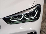 【LEDヘッドライト】先進のLEDテクノロジーを採用。放射される白色光の周波特性は太陽光に近く、バイキセノン・ヘッドライトを上回るコントラストで更に明るく輝きます!