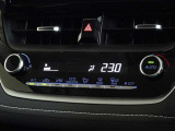 車内を快適に、オートエアコンを装備しています。