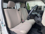 運転席まわりには十分なスペースがあり、大柄な方でもゆったり運転していただける環境です。