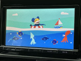 停車中にテレビや動画を楽しめるTV機能。長距離移動も快適に過ごせる空間を提供します。