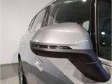 【BMWミラー】視認性の高いスタイリッシュなミラー。自動防眩機能も付いており夜間のドライビングをサポートします。