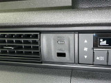 充電用USB端子付き。スマートフォンなどの充電に便利です。