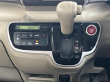 【オートエアコン】一度お好みの温度に設定すれば、車内の温度を検知し風量や温度を自動で調整。暑い&hellip;寒い&hellip;と何度もスイッチ操作をする必要はありません。快適な車内空間には必須の機能ですね♪