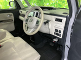 広々とした室内空間が魅力。ドライバーはゆったりと座り込み、快適な運転姿勢を保てます。操作しやすい配置もポイントです。