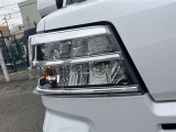 暗闇でも前方をくっきりと照らしてくれるライトです。夜の運転でも安心ですね!