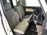 運転席の座面高さを調整できるシートリフターが付いています。フロントシートはベンチシートを採用で、座面も広く使い勝手もいいですよ♪