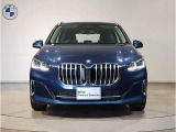 【キドニーグリル】BMWは約90年もの間、ほぼ全ての車両にひと目でBMWだと分かるこの特徴的なフロントグリルが備えられ、デザイン・アイコンとして親しまれてきました。