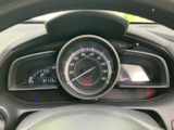 視認性の高いメーターで、運転に必要な情報をクリアに表示。運転に集中できるシンプルなデザインが魅力です。