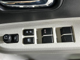【パワーウインドウ】運転席のスイッチで、各席の窓ガラスの開閉ができます。あると便利ですよね。