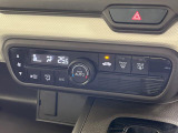 【オートエアコン】一度お好みの温度に設定すれば、車内の温度を検知し風量や温度を自動で調整。暑い&hellip;寒い&hellip;と何度もスイッチ操作をする必要はありません。快適な車内空間には必須の機能ですね♪