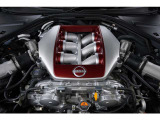 VR38DETTエンジンは強烈なトルクを味わう事ができます。全長&times;全幅&times;全高mm 4710&times;1895&times;1370mm、車両重量 1770kg