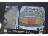 シフトレバーをリバースにすると連動してバックカメラ、サイドカメラ映像&バックセンサーに切り替わります。スイッチ一つでフロントカメラへの切り替えも出来ます
