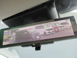 スマートルーミラー装備車両後方のカメラ映像をミラ-面に映し出すので、車内の状況や、天候などに影響されにくく、よりクリアな後方視界が得られます。