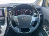 【ウッドコンビステアリング】高級感ある木目調パーツを採用した手に良く馴染むコンビハンドル。運転席廻りの雰囲気も一気に豪華になります!