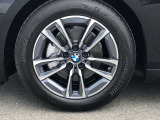 BMW純正17インチホイール。洗練されたデザインで、足元の個性を引き立てます。