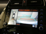 パノラミックビューモニターを装備。クルマを真上から見るように周囲を確認できます。