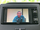 停車中には、地上デジタル放送をお楽しみいただけます。休憩時間や待ち時間に、エンターテイメントを満喫できる便利な機能です。