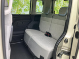 運転席からの視界は広く、運転操作もスムーズに行えます。シートの素材感も良く、上質な空間を演出します。清掃状態も良好です。