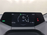 【トップマウントメーター】7インチディスプレイにミニマルなグラフィックメーターやLEDインジケーターを表示します。視線移動少なく表示が確認できる、運転に集中しやすい構成となっています。