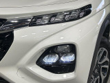 【LEDヘッドライト】悪天候や夜間走行時も良好な視界を確保し安心して運転できる高輝度LEDヘッドライトを装備!点灯速度が早く、消費電力も抑えられています。