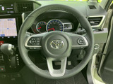 握りやすいステアリングで、快適なドライビングをサポート。操作性にも優れ、運転の楽しさを引き立てます。