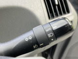 操作しやすい位置に配置され、確実な操作感を実現。安全な車線変更や右左折をサポートします。日常の運転をより快適にします。