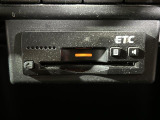 【ETC】有料道路を利用する際に料金所で停止することなく通過できる、ETC車載器(ノンストップ自動料金収受システム機器)が装備されています。セットアップを行うことで利用可能になります。
