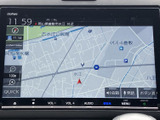 高精細な地図画面で、目的地までスムーズに案内。ナビゲーション機能で、初めての道も安心です。運転をサポートします。