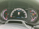 視認性の高いメーターは、運転に必要な情報をドライバーに的確に伝えます。デジタル表示で、スタイリッシュな印象を与えるデザインです。