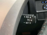 クルーズコントロール機能が付いています。 速度を設定するとアクセルを踏まなくても一定の速度で走ることができます。  高速道路ではとても便利な装置なんです。
