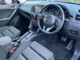 運転席からの視界は広く、前方確認がしやすい設計です。落ち着いた空間で、快適なドライブをお楽しみいただけます。使い込むほどに愛着が湧くインテリアです。