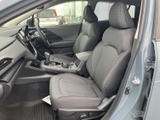 ドライバーを包み込むようなシートは、長時間の運転でも疲れにくい設計。操作系も視認性が高く、スムーズなドライビングをサポートします。