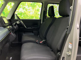 運転しやすいように設計された、機能的な空間です。操作しやすい位置に配置されたスイッチ類が、快適なドライブをサポートします。広々とした室内空間も魅力です。