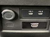 停車中には、TVの視聴が可能です。後席の乗員の方々が、エンターテイメントを楽しめます。快適な時間を過ごせる空間を提供します。